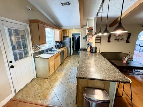 Kitchen with breakfast bar seen from the side entrance